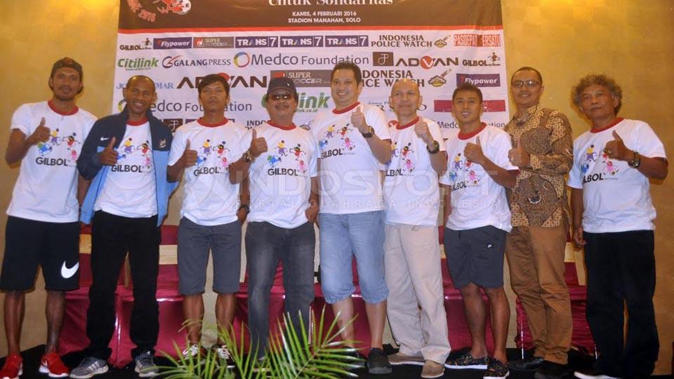 Sejumlah%20penggiat%20sepakbola%20Tanah%20Air%20turut%20serta%20dalam%20pertandingan%20amal%20untuk%20atlet%20sepakbola%20yang%20tengah%20mengalami%20cedera%2C%20Kamis%20%2804%2F02%2F16%29.